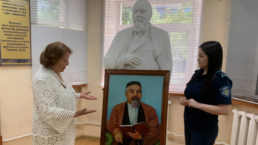 «Его слово лечит»: осужденный написал портрет Абая в Карагандинской области