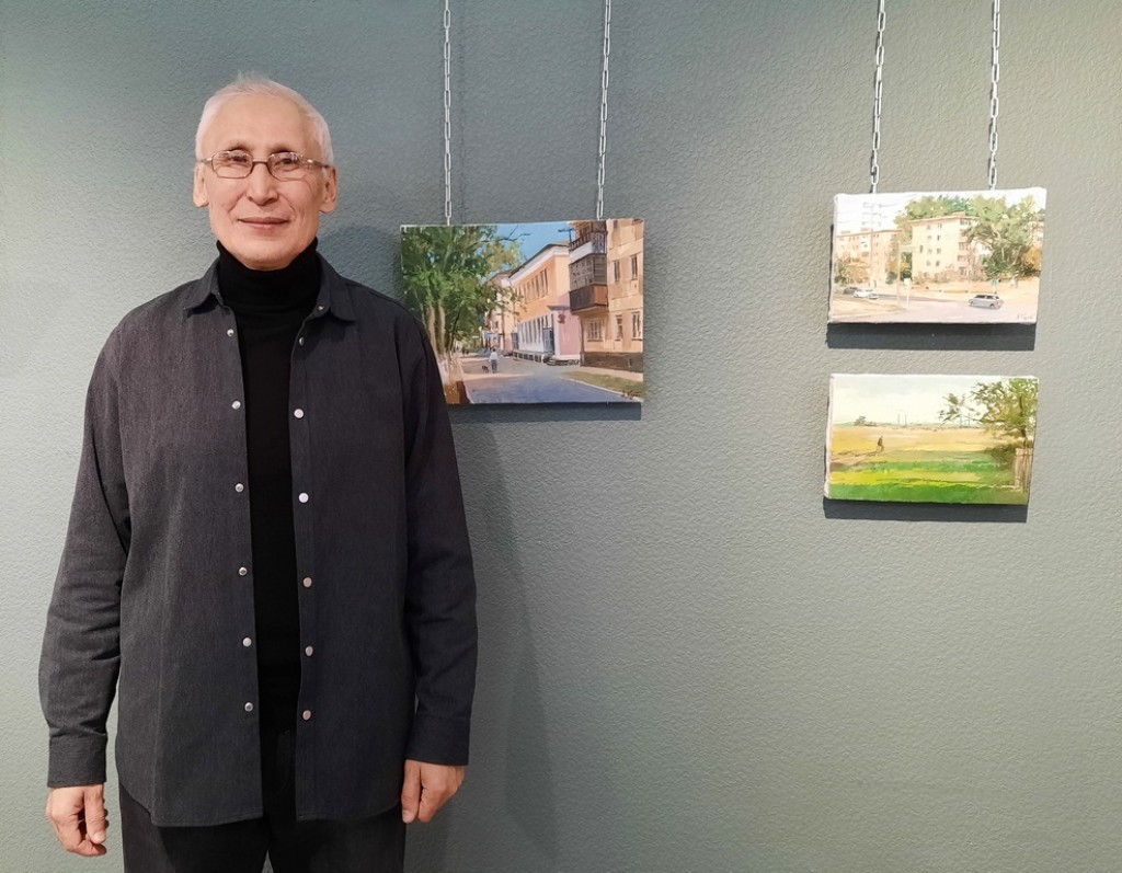 Истории о доме и свете: в Караганде действует выставка работ Куата Аскарова