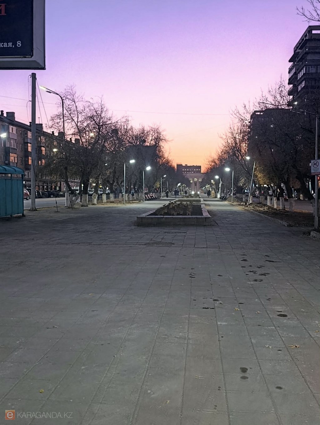 В Караганде после ремонта теплосети на Абдирова наконец начали приводить сквер в порядок