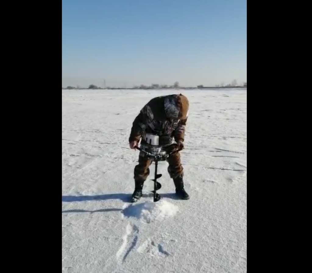 Специалисты пробурили лунки на Саранском водохранилище