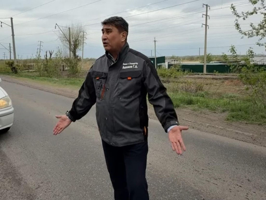 «Носки штопают лучше, чем вы дороги»: аким Темиртау недоволен качеством укладки асфальта