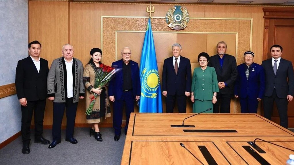 Үлкен есектердің фотосуреттері Күрестен жалаңаш Бри Белла