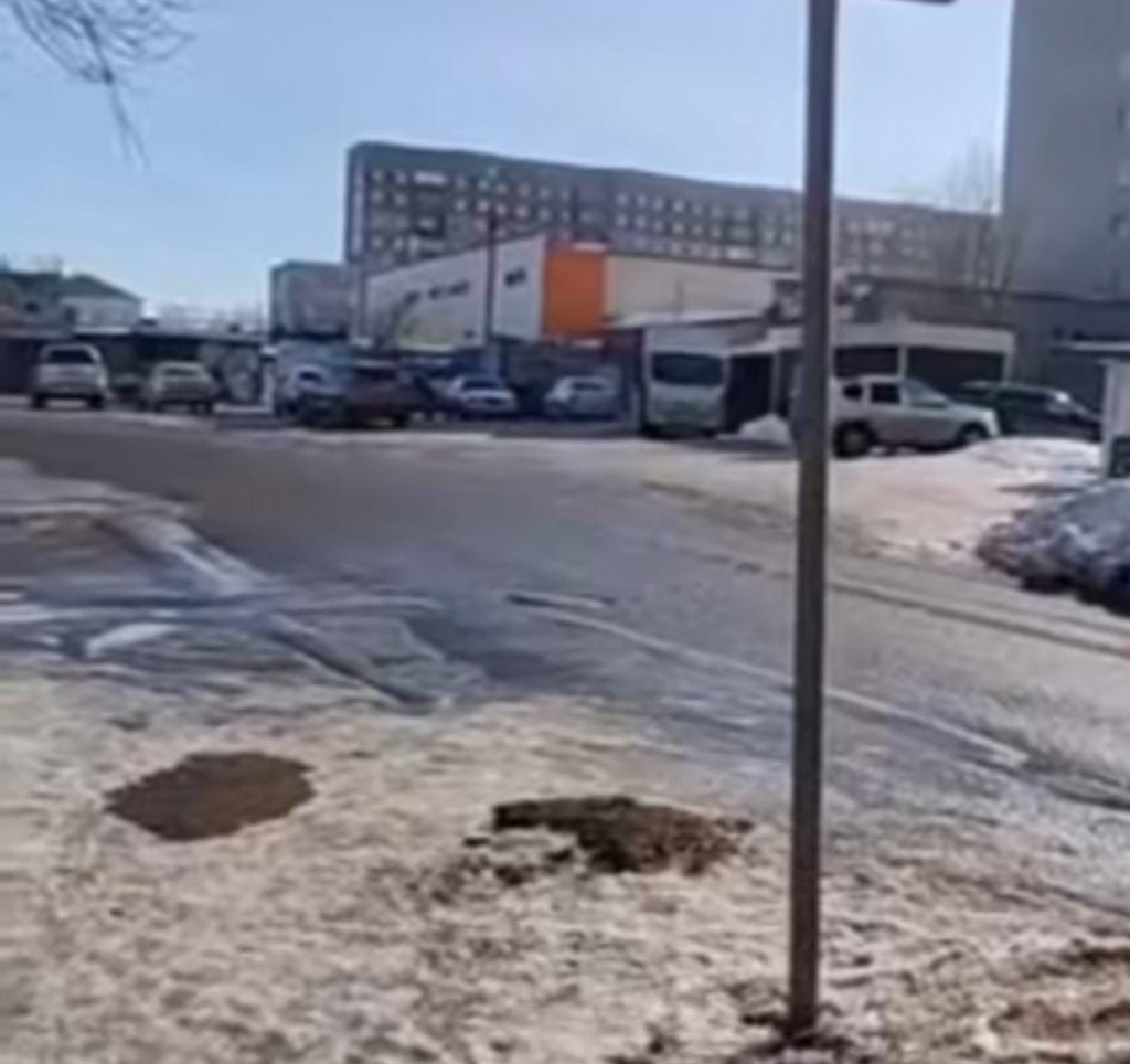 Карагандинцы просят установить пешеходный переход на одной из внутриквартальных дорог