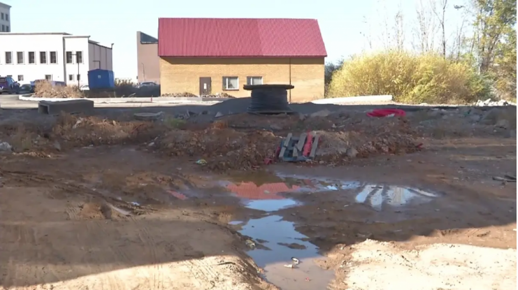 Вода в подвале и опасный котлован образовались у ЖК в Караганде