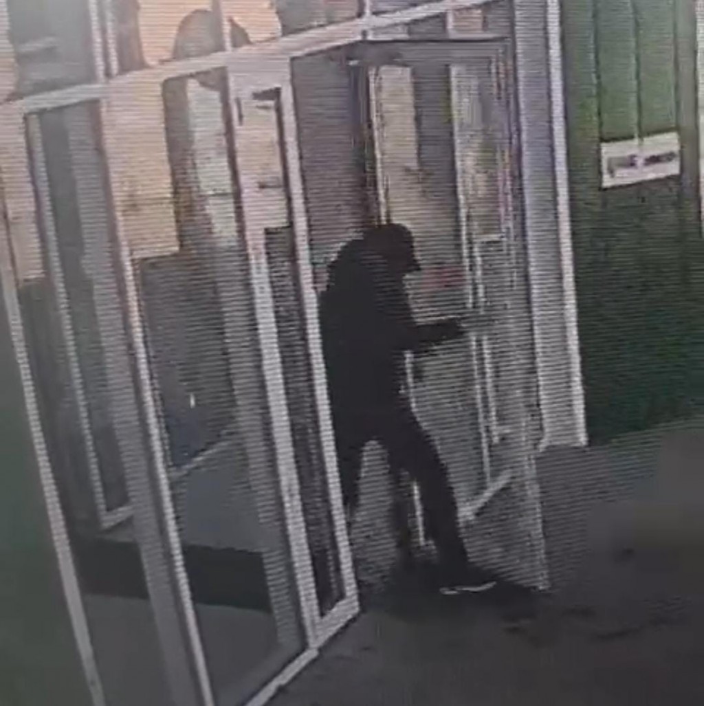 В зоопарке Караганды посетитель разбил дверь и скрылся с места