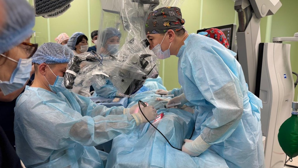 Қарағандыда алғаш рет баланың есту қабілетін қалпына келтіру бойынша күрделі операция жасалды