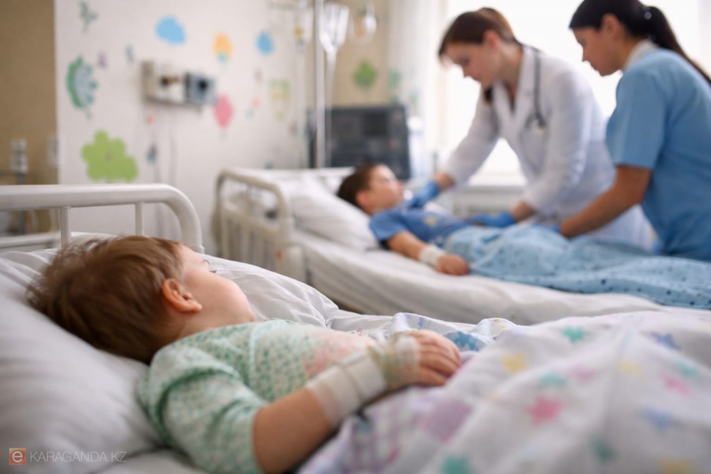 Дәрігерлер Қарағанды облысындағы терезеден құлаған балалардың жағдайы туралы айтып берді