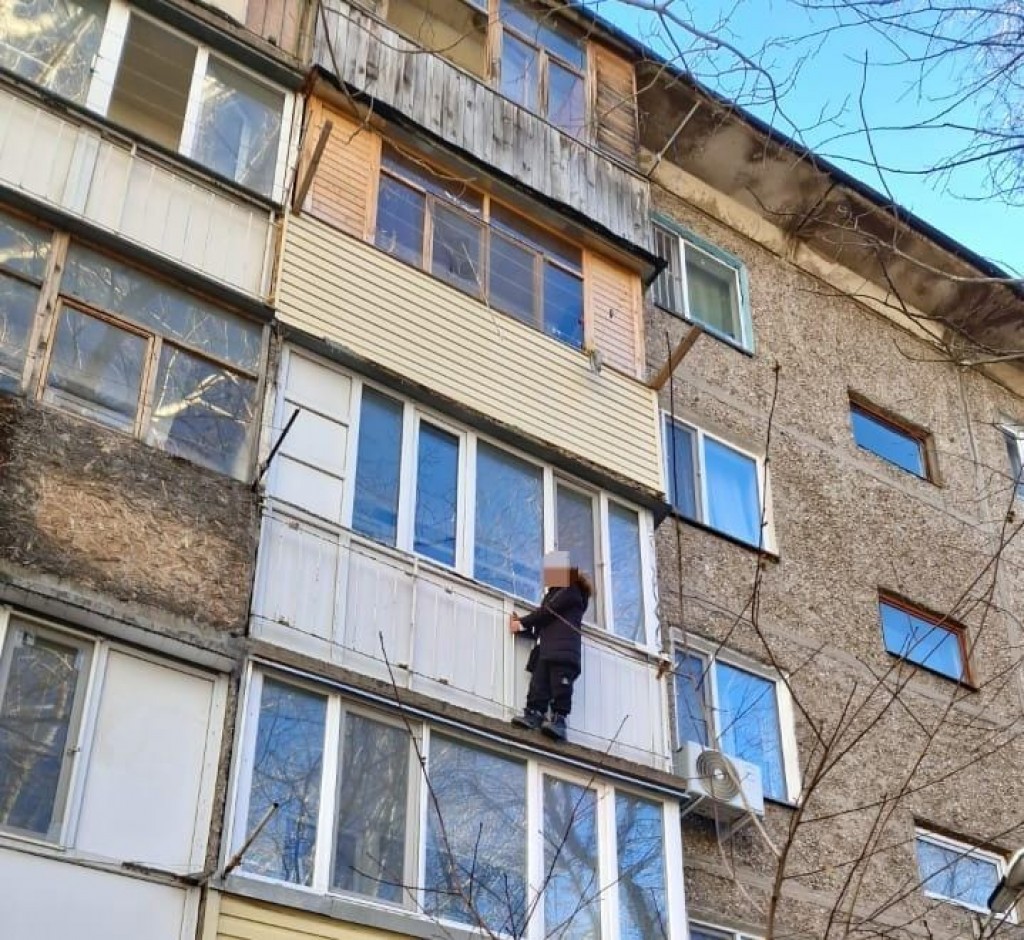 В Караганде ребенок едва не сорвался с балкона