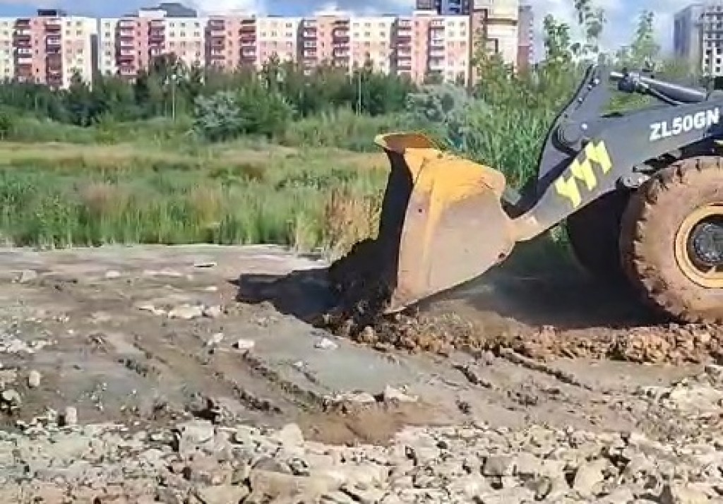 В Караганде водитель цементовоза помыл технику в реке Малая Букпа