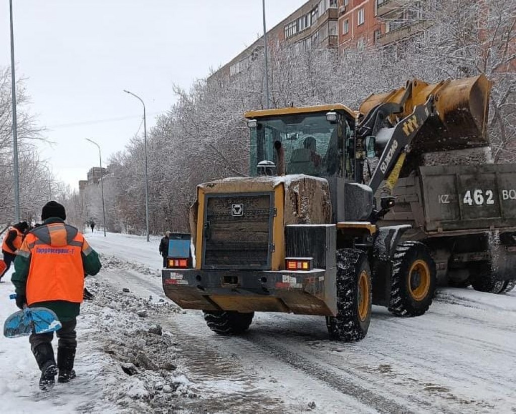 В Темиртау улицы расчищают после ночного снегопада