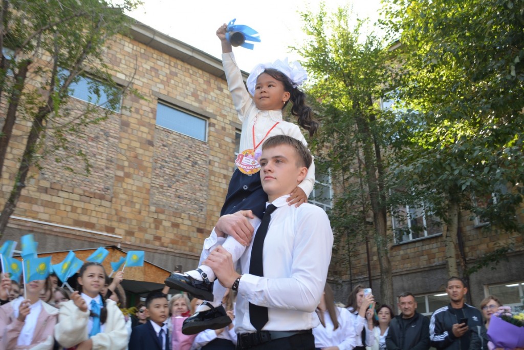 В обновлённой карагандинской гимназии № 95 прошла торжественная линейка. Фоторепортаж