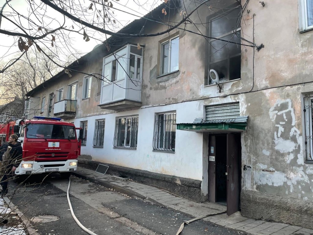 Карагандинские огнеборцы спасли двоих человек во время пожара
