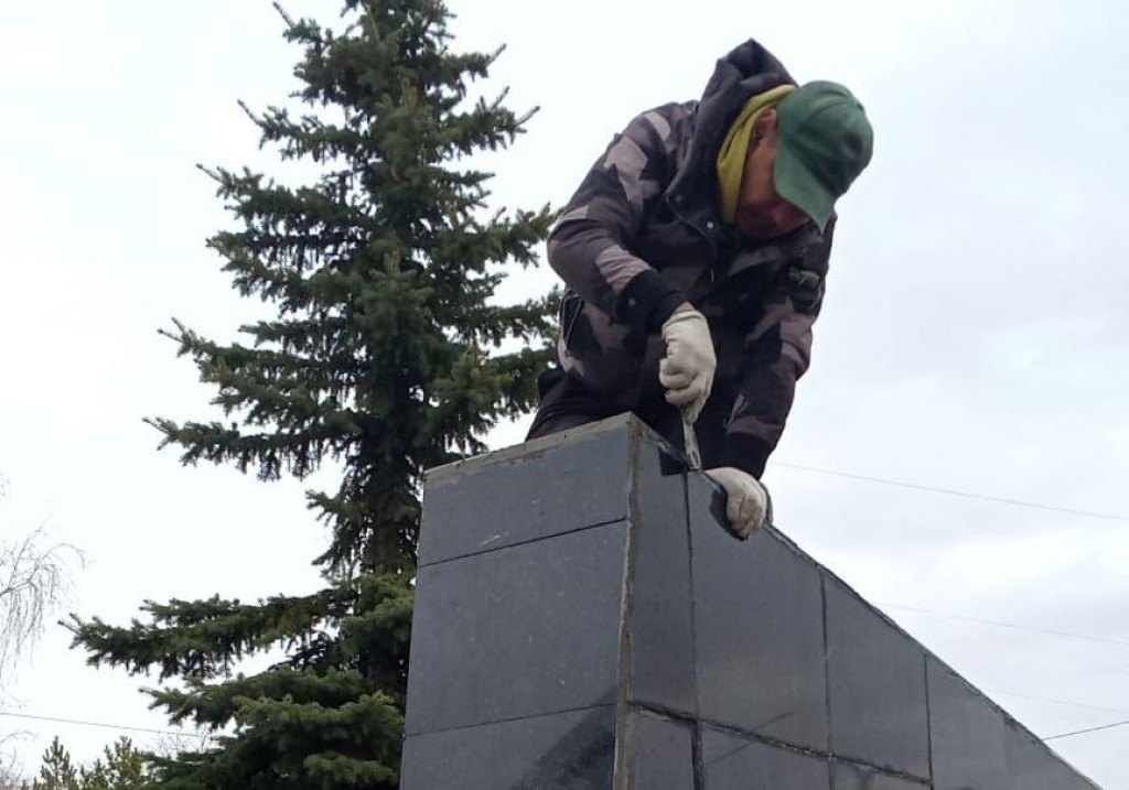 Памятники и скверы Караганды приводят в порядок после зимнего сезона