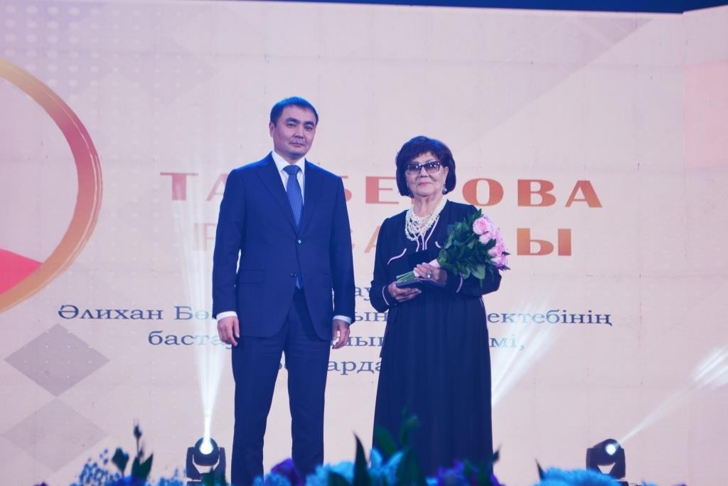 В Караганде накануне профессионального праздника наградили педагогов