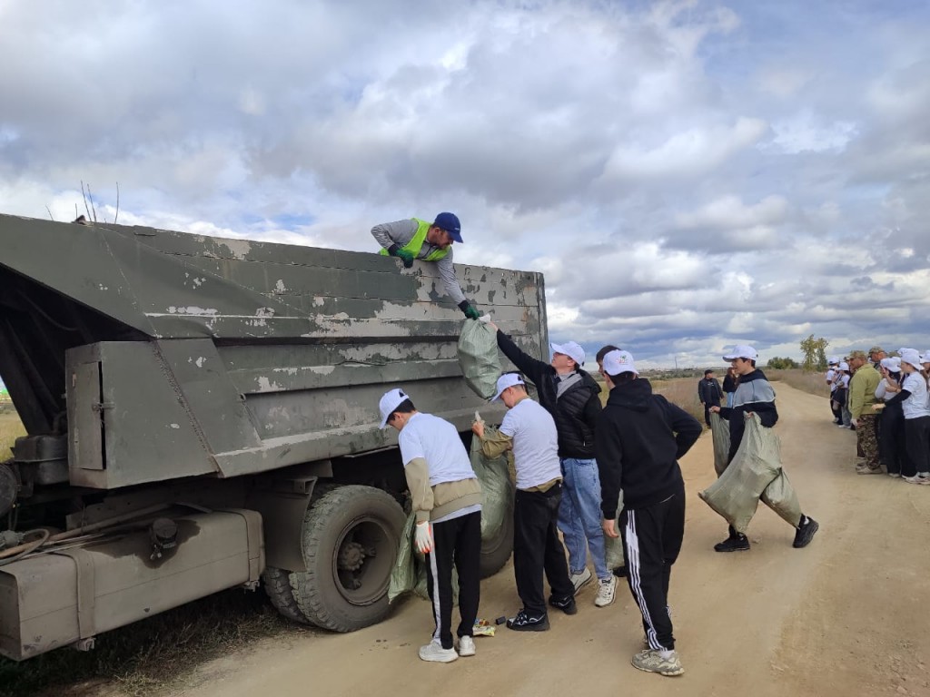 В Сарани очистили от мусора берег водохранилища