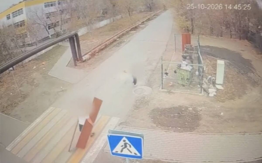Старый шкаф и мебель оставили во дворе: соседей привлекли к ответственности в Караганде