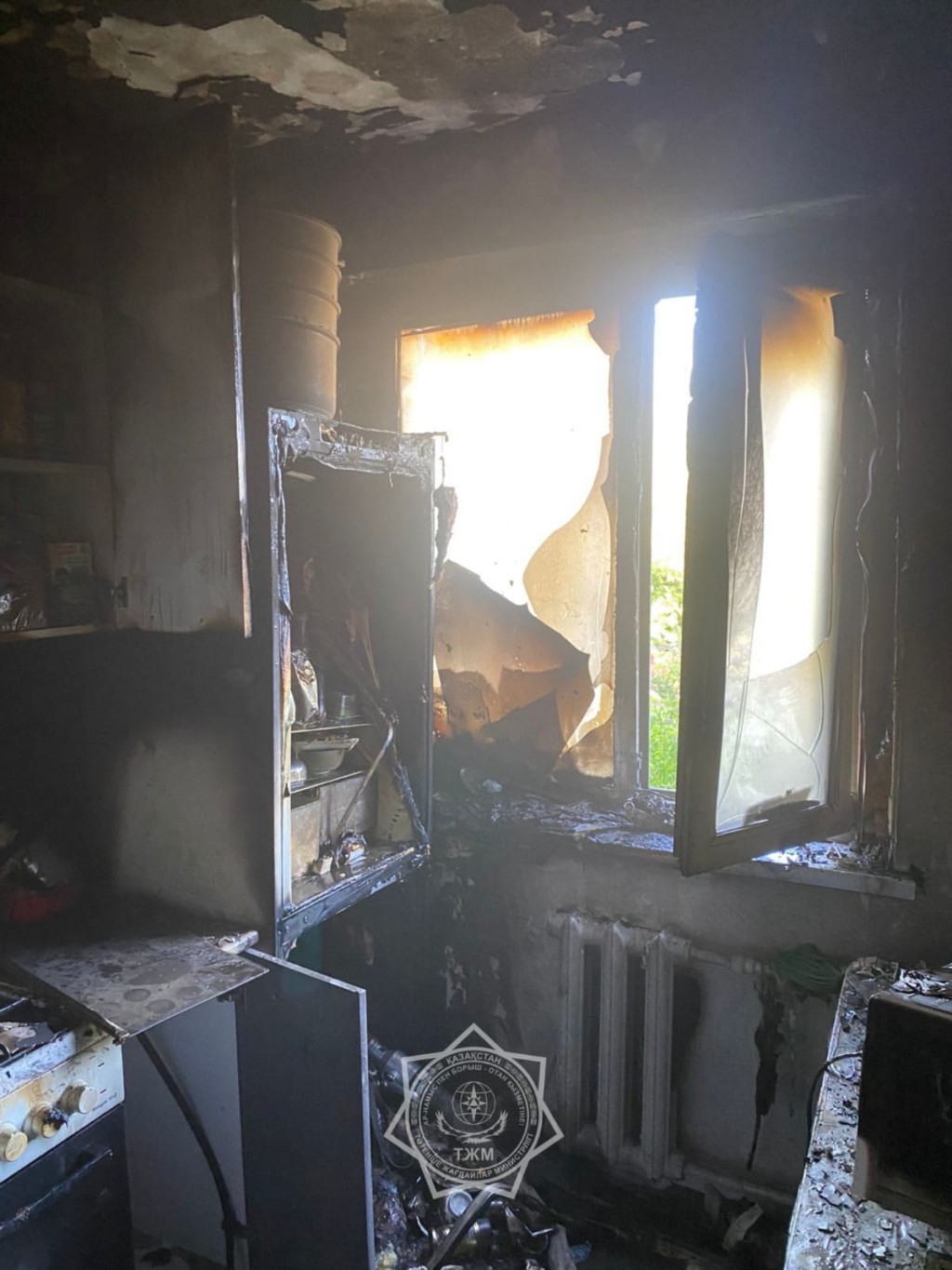 Карагандинские спасатели вытащили из горящей квартиры газовый баллон