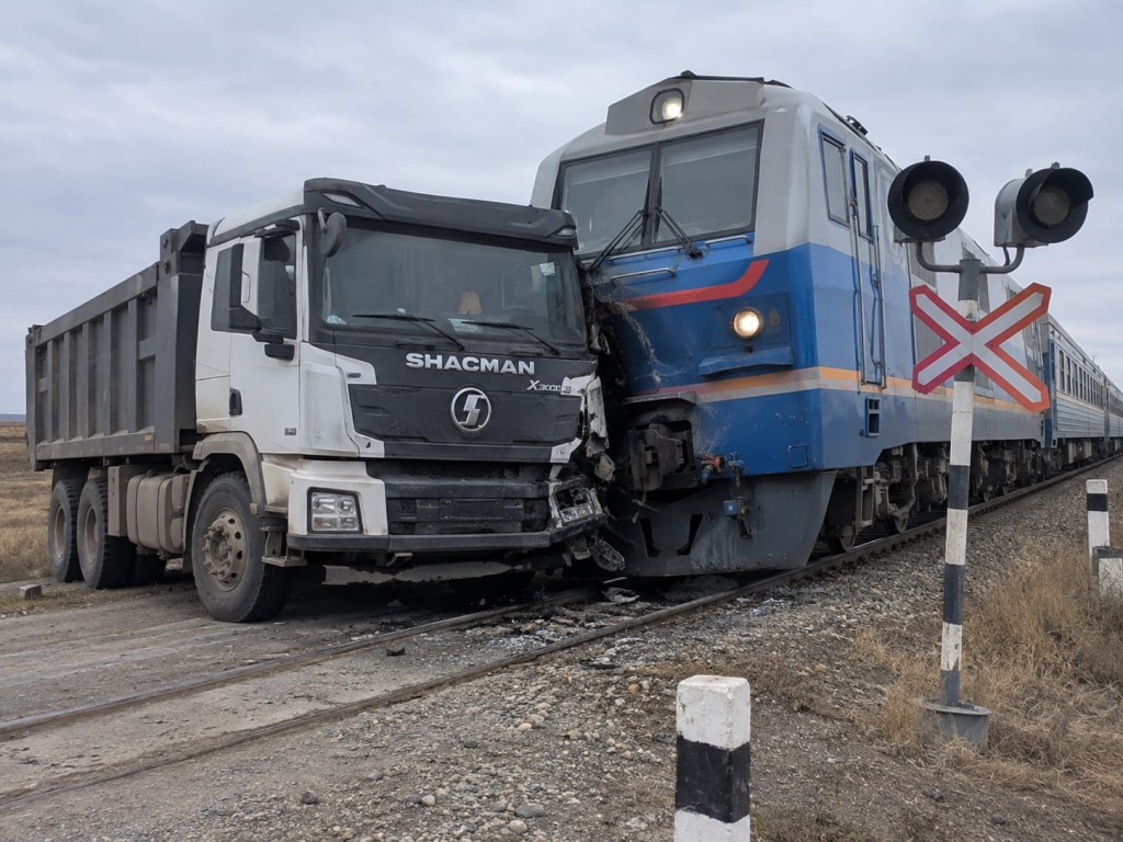 Қарағанды облысында жүк көлігі теміржол өткелінде жолаушылар пойызымен соқтығысқан