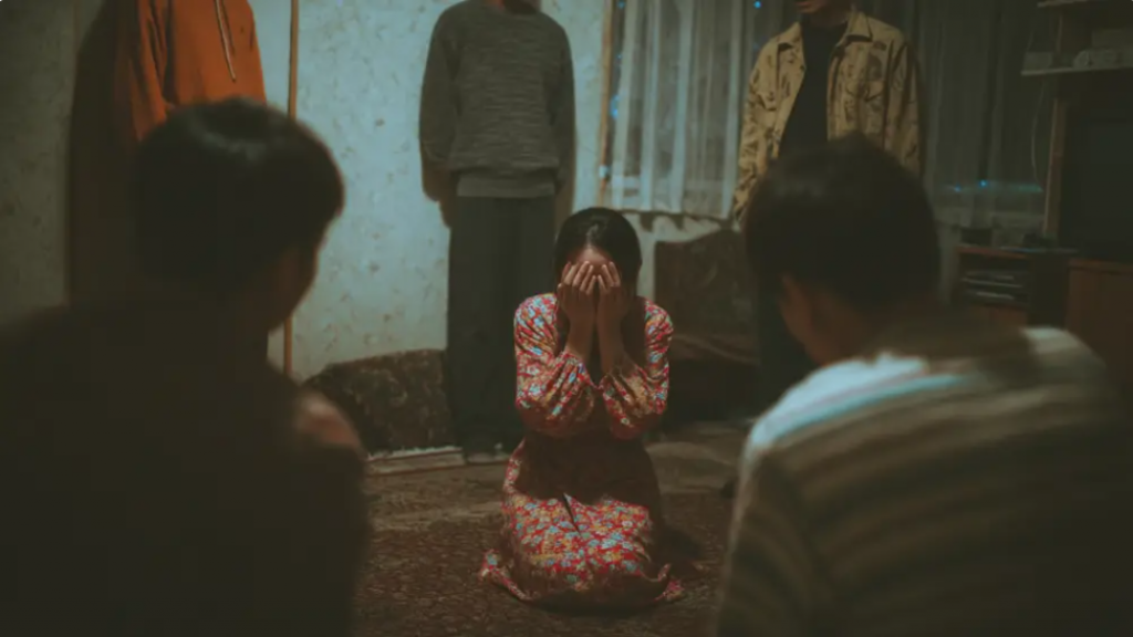 Без сознания в чужой квартире: жуткое дело подростков расследуют в Караганде