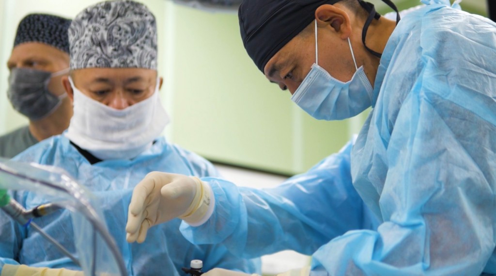 Профессор из Москвы провел уникальные операции карагандинским детям