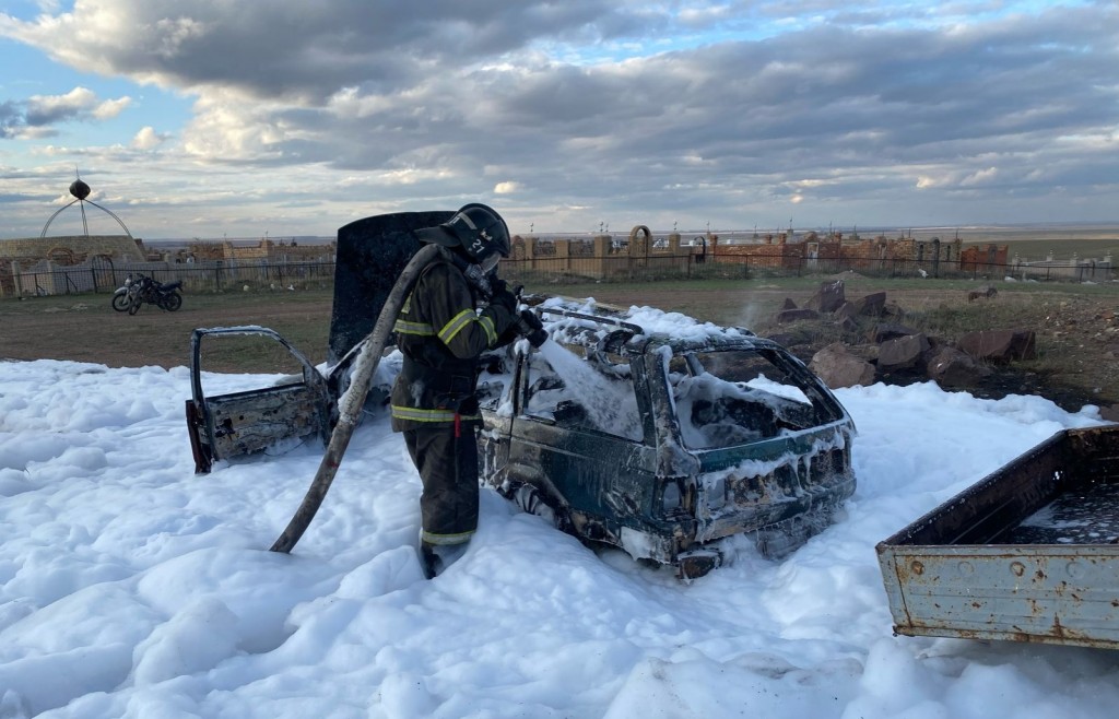 Неисправность с последствиями: две легковушки сгорели в Карагандинской области