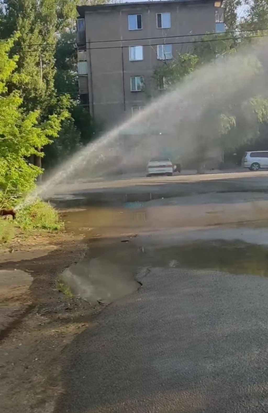 Утренний душ для жителей Майкудка - фонтан воды образовался из-за прорыва трубопровода