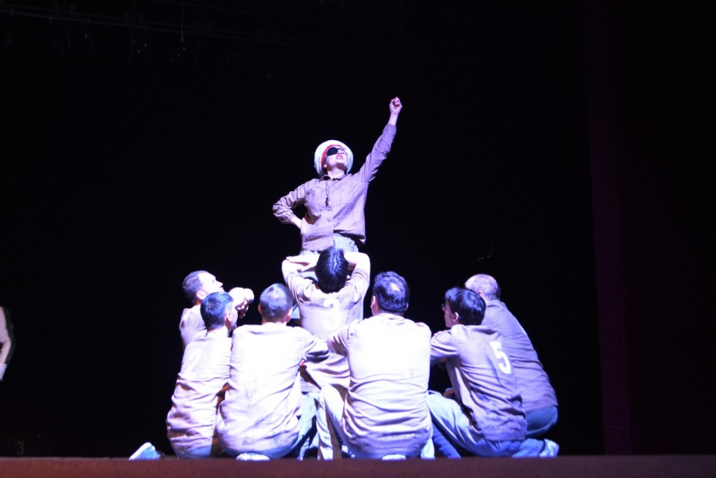 Мнения разделились: в Караганде прошла премьера спектакля «Ночевала тучка золотая»