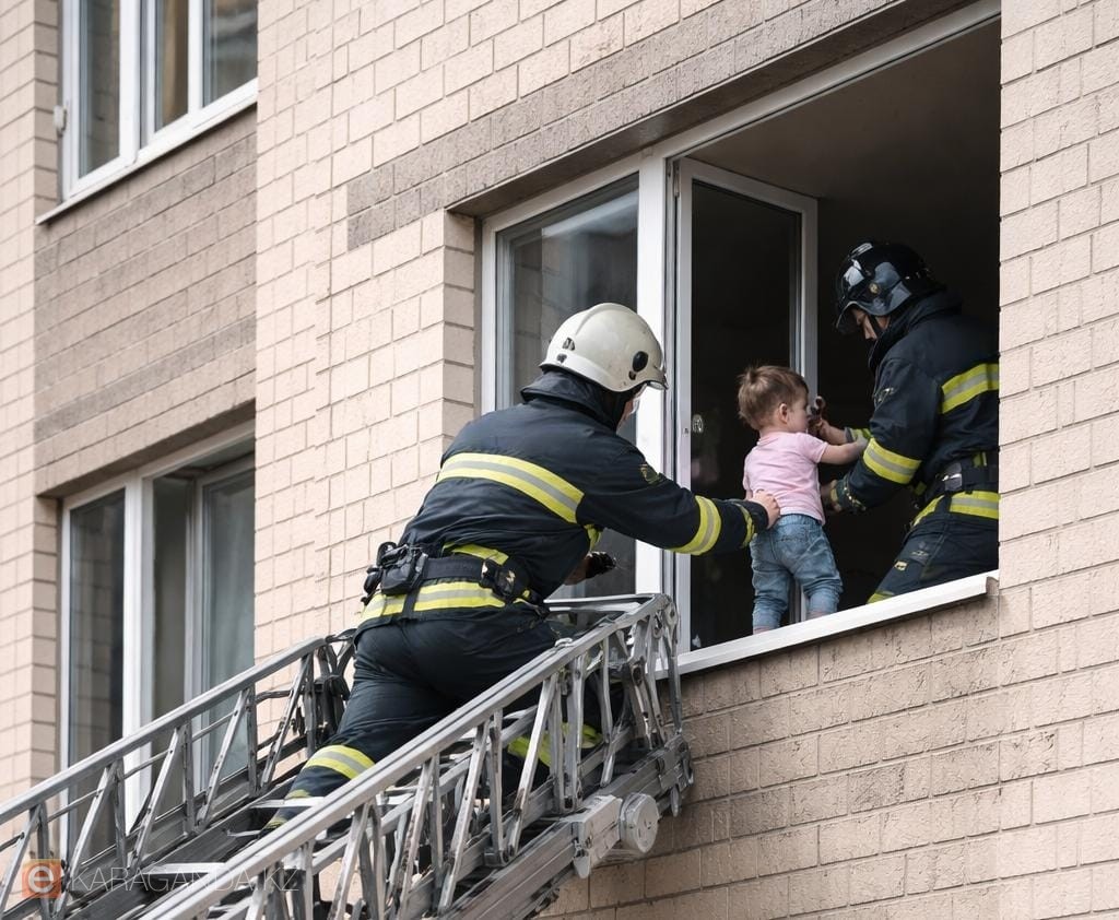 Ребенок на подоконнике: спасатели предотвратили трагедию в Караганде