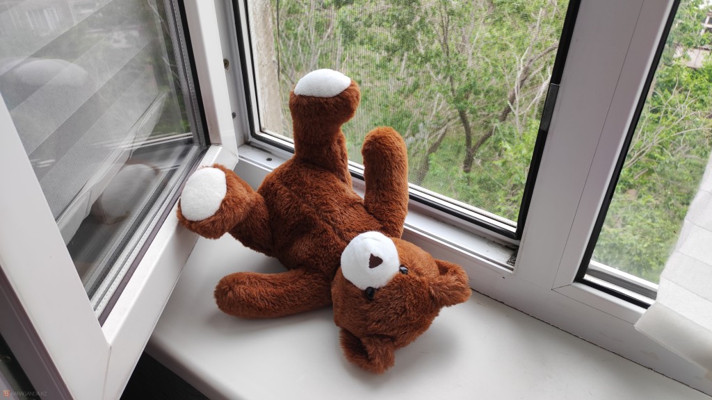 Годовалый ребенок выпал из окна четвертого этажа в Караганде