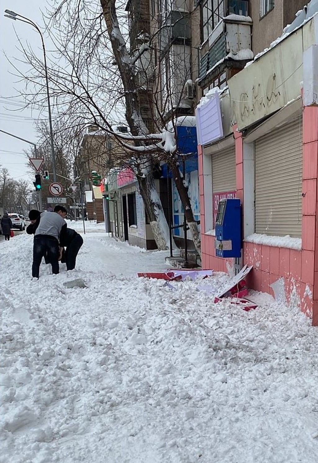 Опасно! Карагандинцев предупреждают о сходе снега с крыш домов