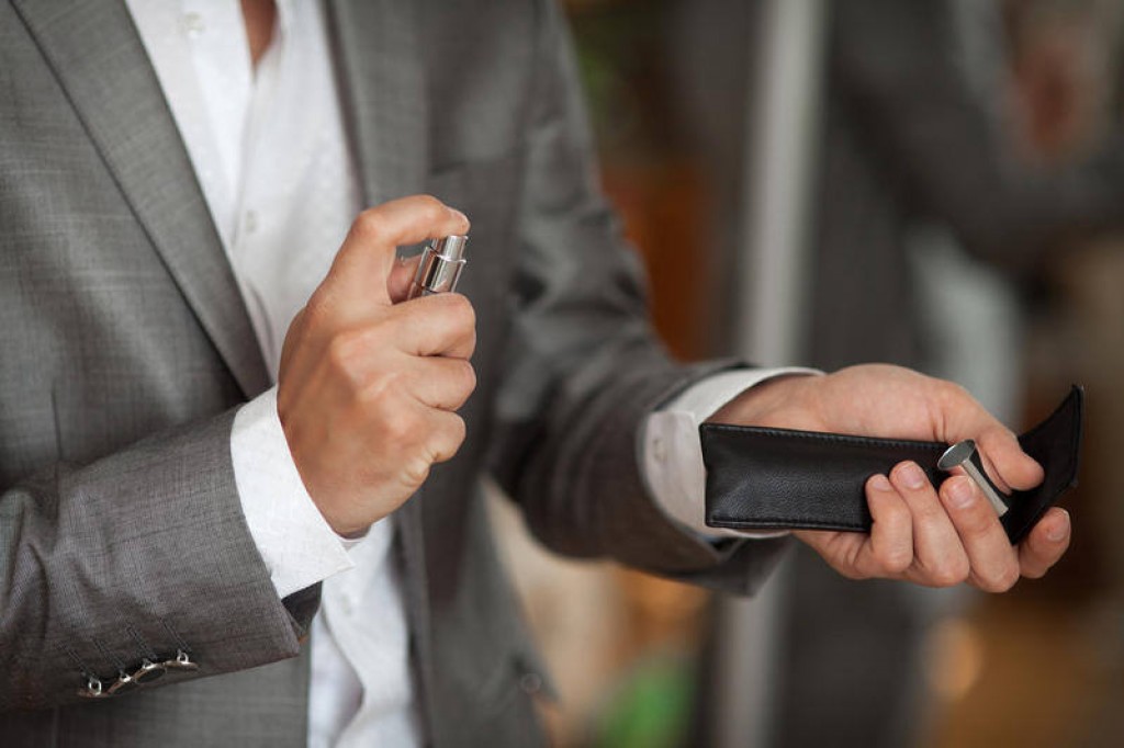 Дорогой парфюм украл мужчина из дома жителя Караганды