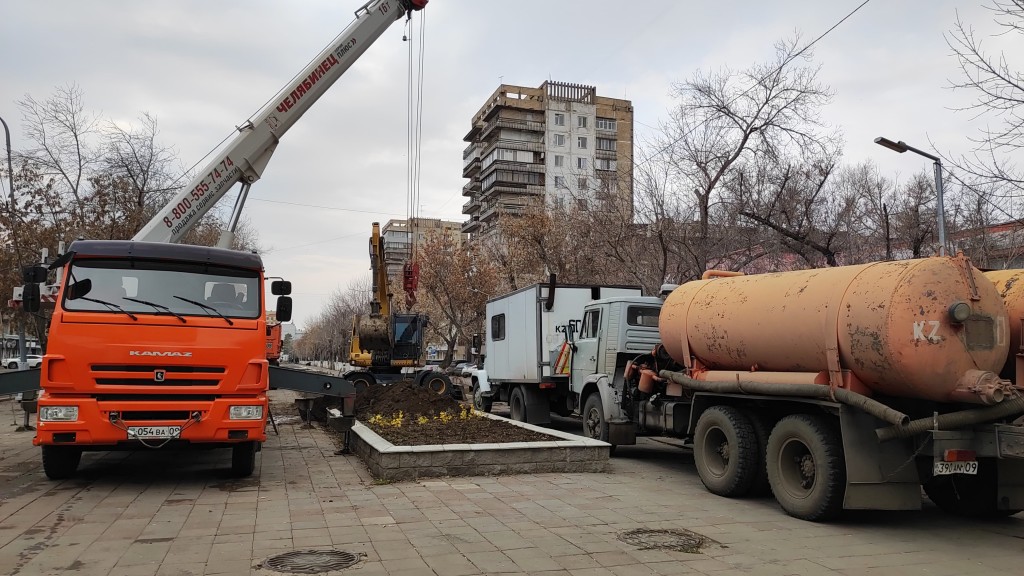 «Варварство» по-карагандински: клумбу с цветами разгромили в центре города