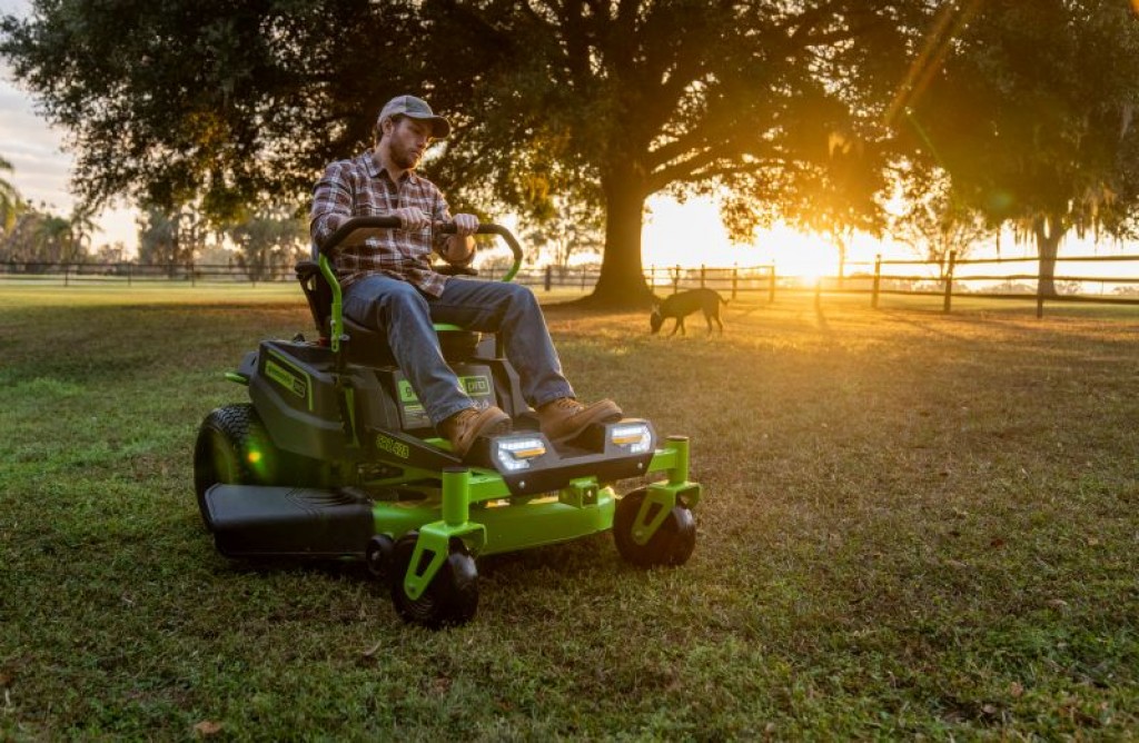 Профессиональный уход за большим  газоном – это просто: выбираем подходящую аккумуляторную технику