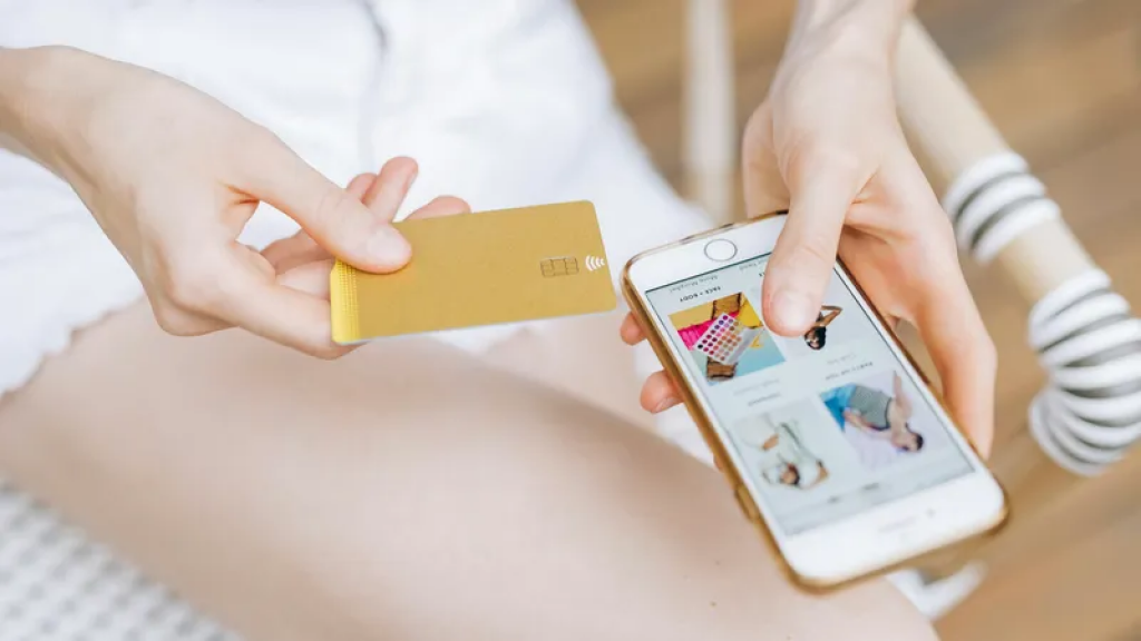 Снимают деньги с депозита и оформляют кредиты: как казахстанцы становятся жертвами мошенников