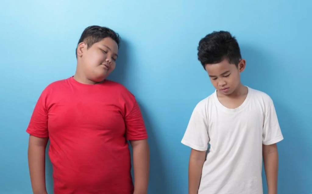 Емізіктерге киім түйреуіштері бар порно көру