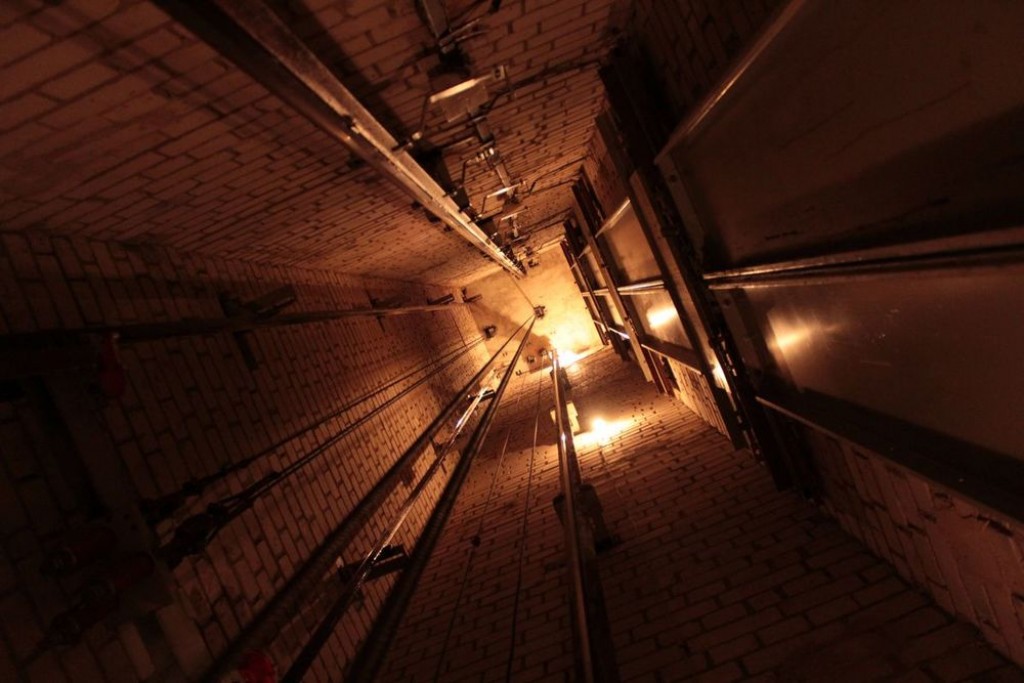 В Караганде расследуют обстоятельства трагедии с сорвавшимся в строящемся ЖК лифтом