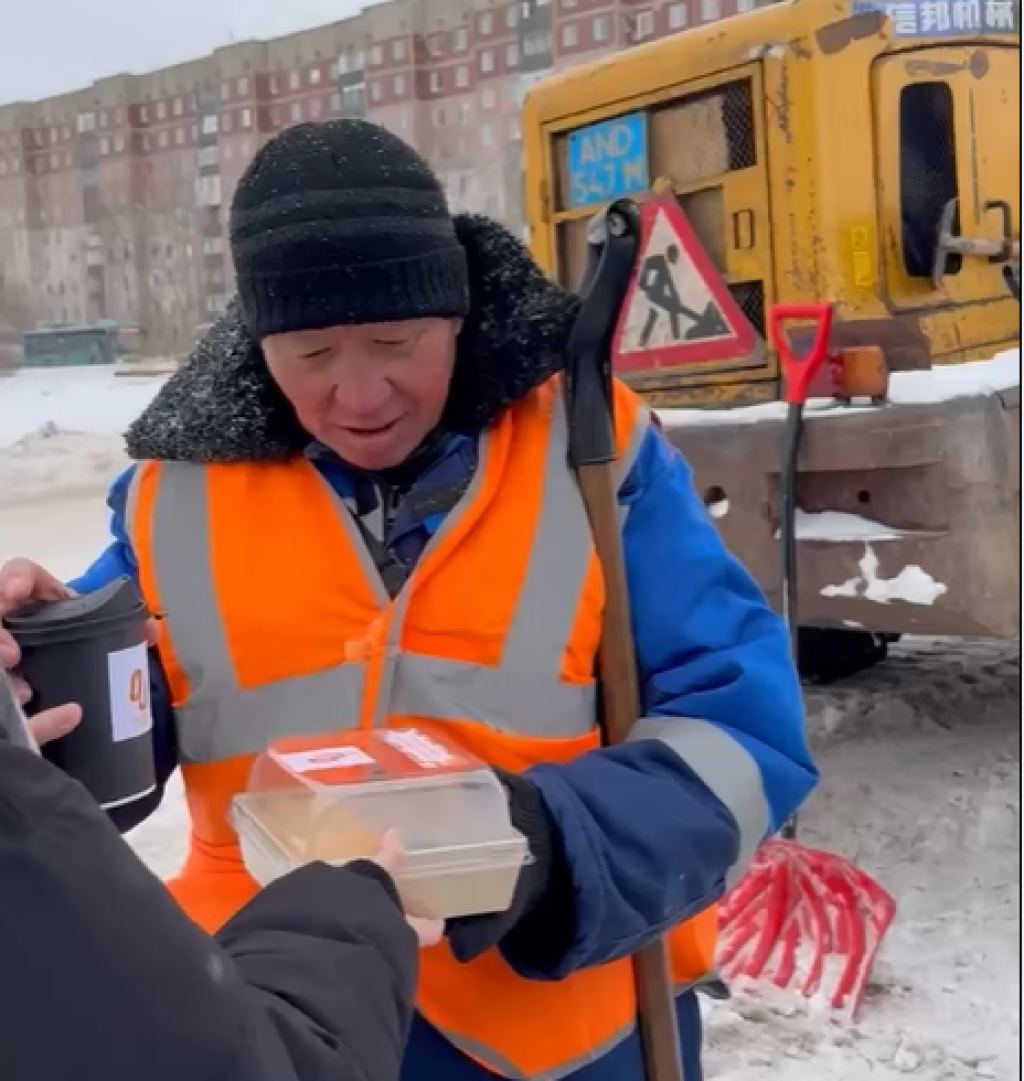 В Караганде волонтёры угощают дорожных рабочих чаем и сладостями в непогоду