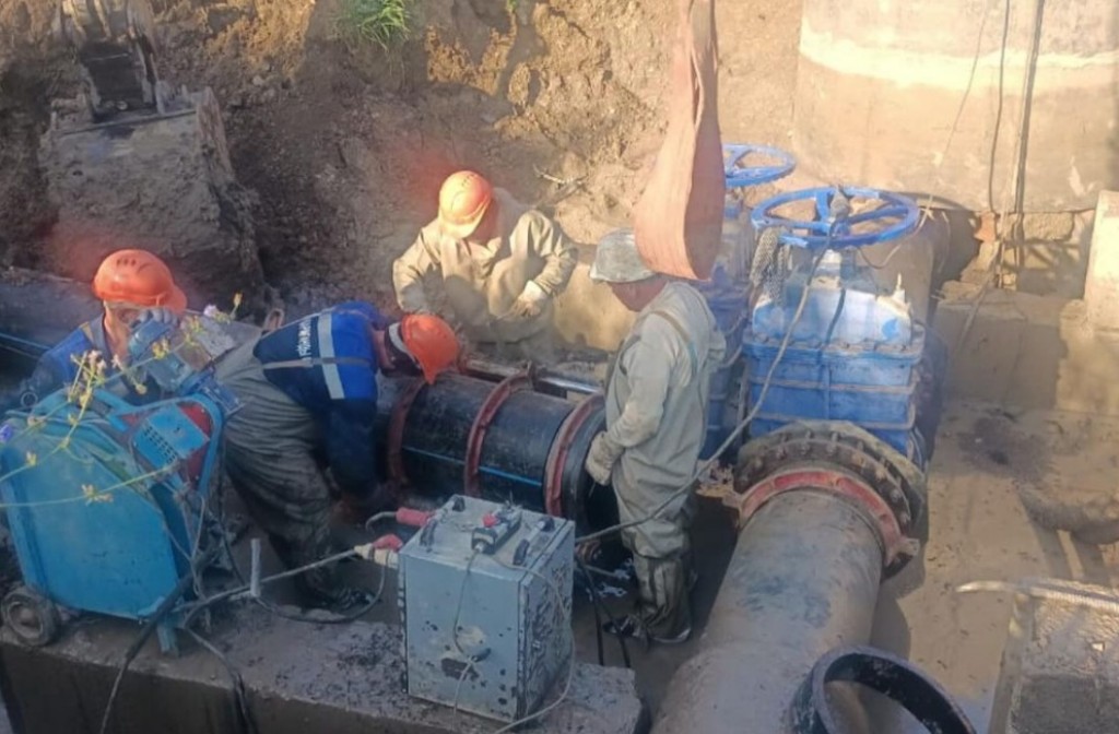 Всю ночь в Караганде работали над устранением водопроводной аварии