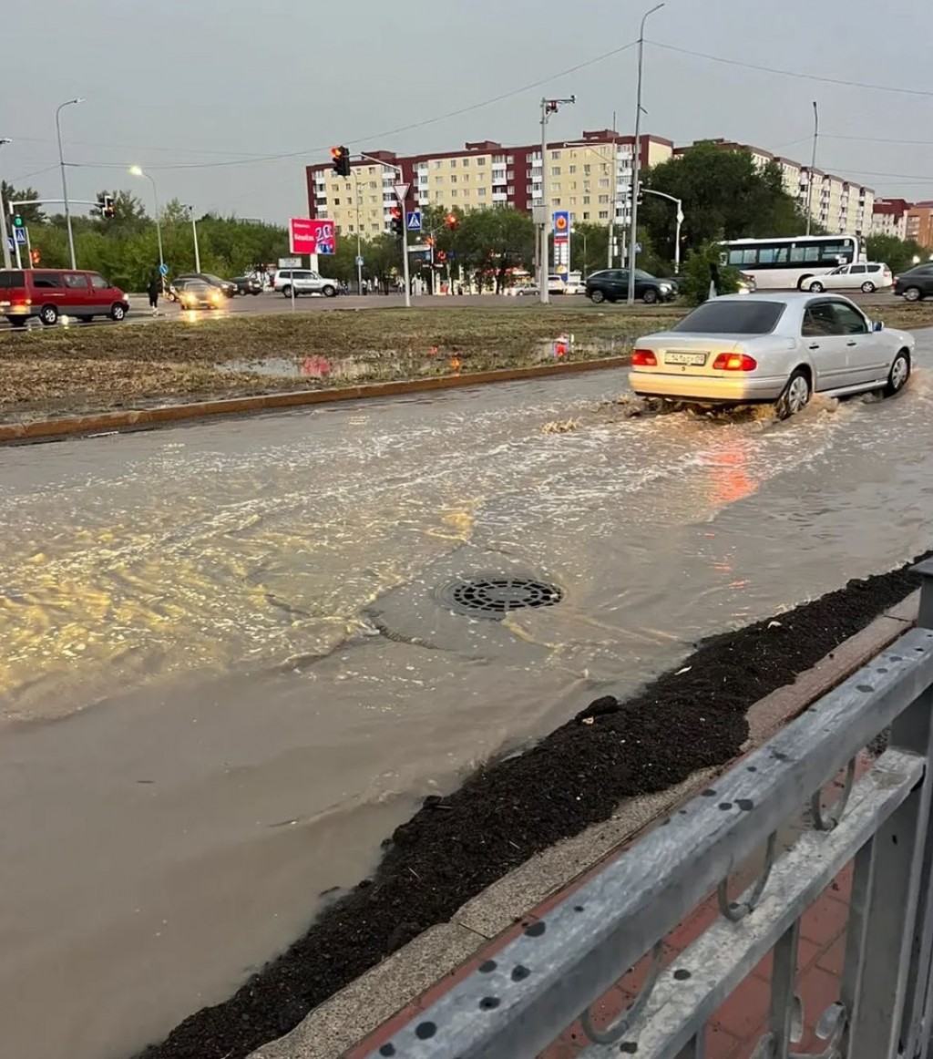 В Караганде устраняют последствия сильного ливня