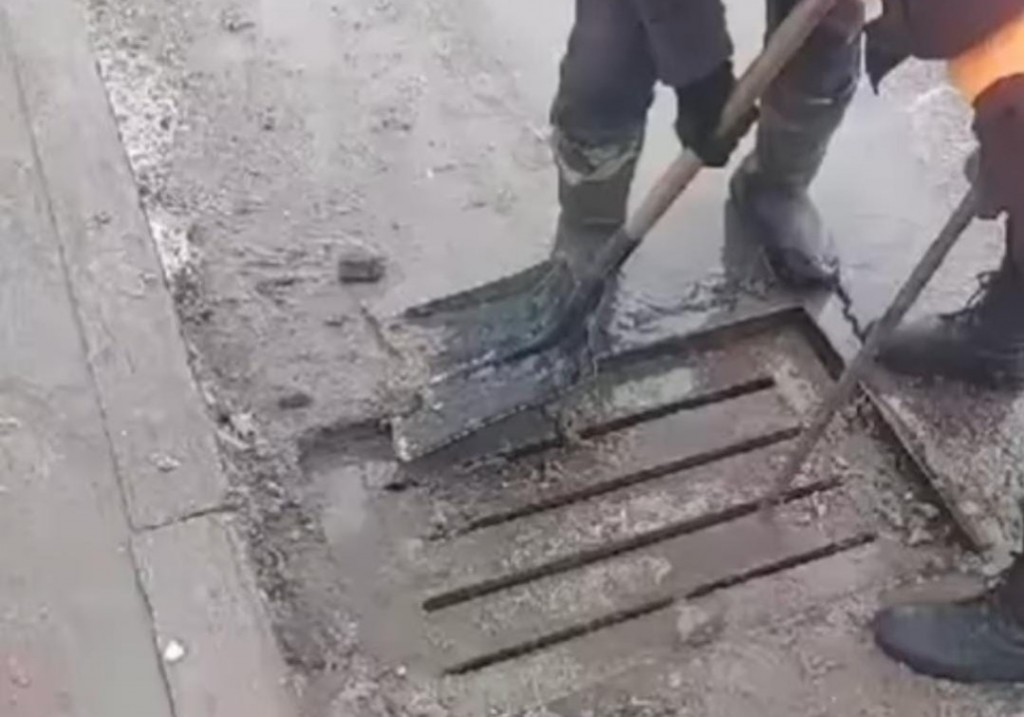 Расчищают канавы и арыки: в Караганде усиленно готовятся к паводку