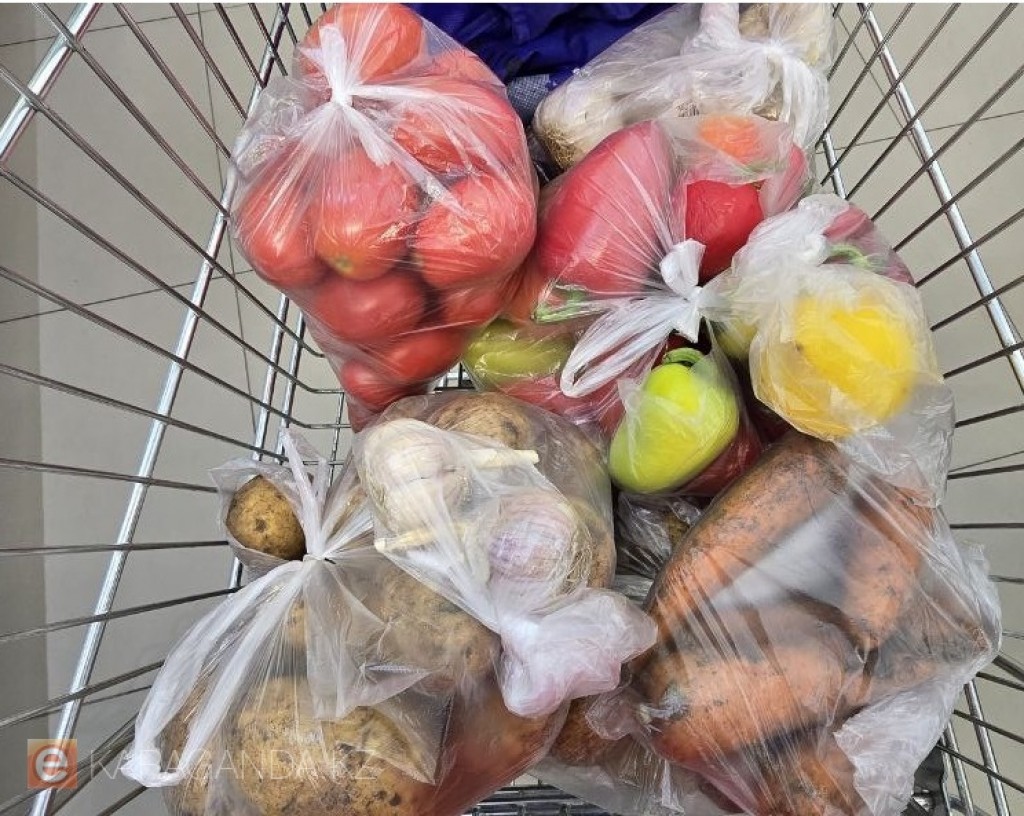 В Казахстане отмечено снижение цен на базовые продукты