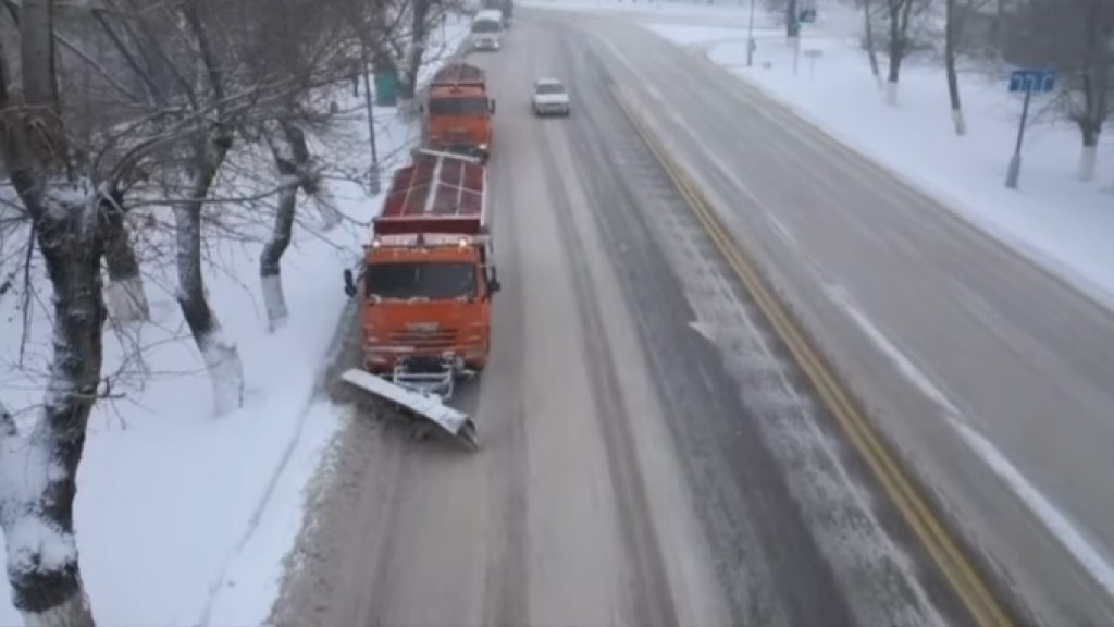 Сколько рабочих и спецтехники в данный момент убирают снег в Караганде