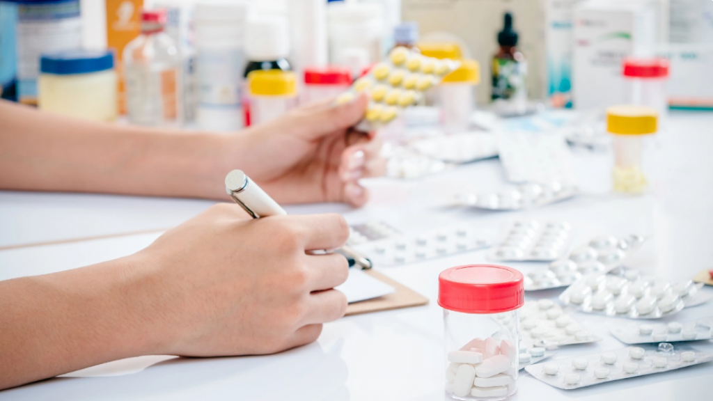 Медсёстры смогут выдавать пациентам рецепты на лекарства в Казахстане