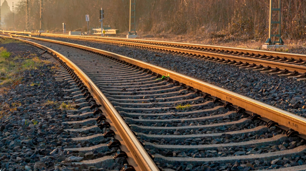 Штрафы есть, а безопасных мест нет: тысячи казахстанцев наказали за проход через железную дорогу