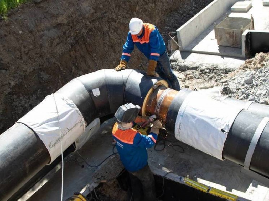 В Караганде в микрорайоне Шапагат ремонтируют тепломагистраль