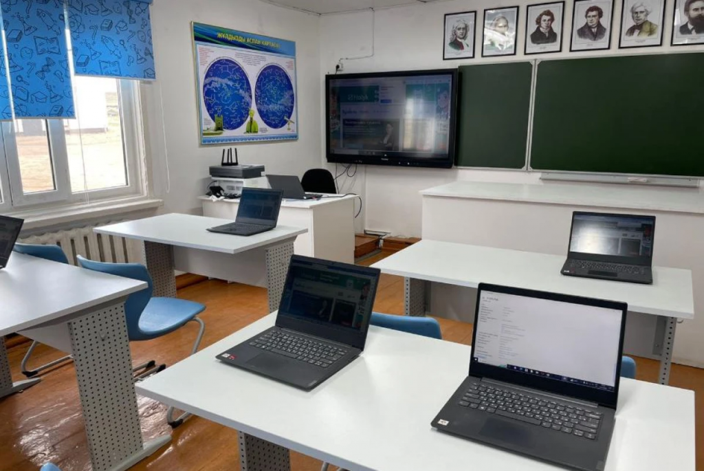 Благотворители оснастили 135 школ в регионах Казахстана