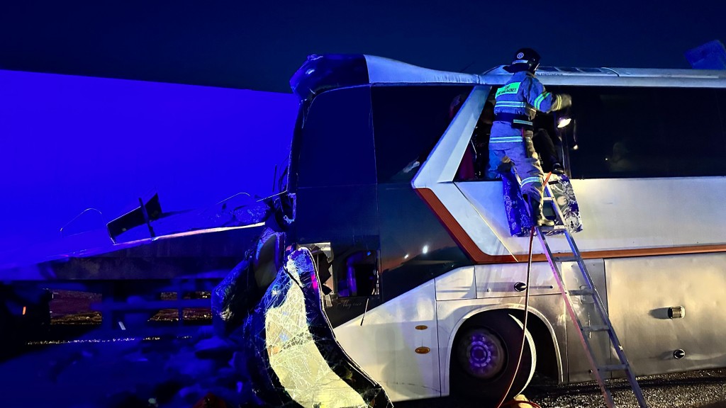 Бір адам қаза тауып, үшеуі жарақат алды: Астана — Алматы тас жолында автобус пен жүк көлігі соқтығысты