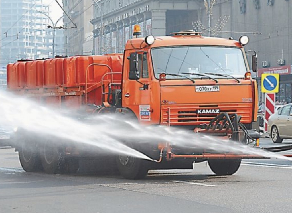 Карагандинцам напомнили правила движения на дороге при встрече с поливальной машиной