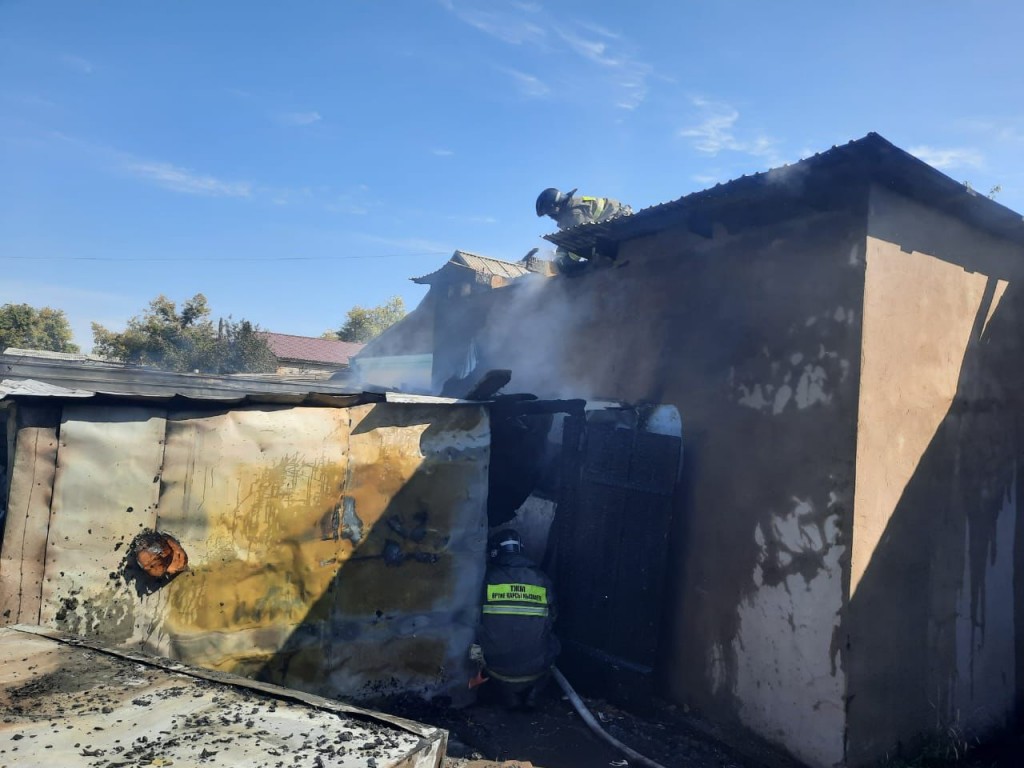 Четыре пожара за два дня: в Карагандинской области горели хозпостройки