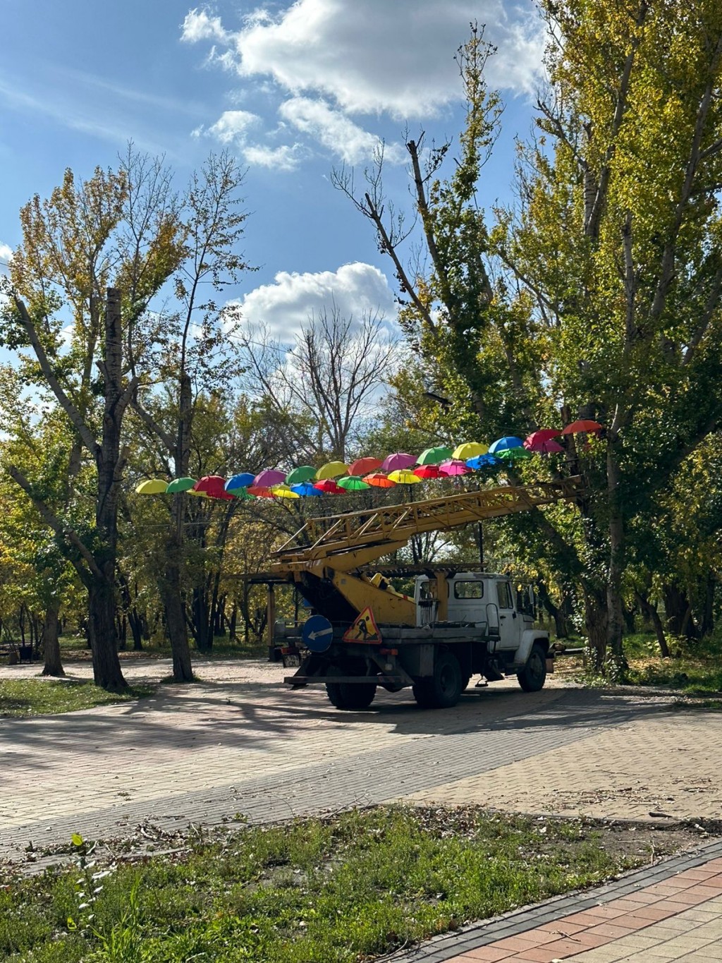 В Центральном парке Караганды создают фотозону из зонтиков